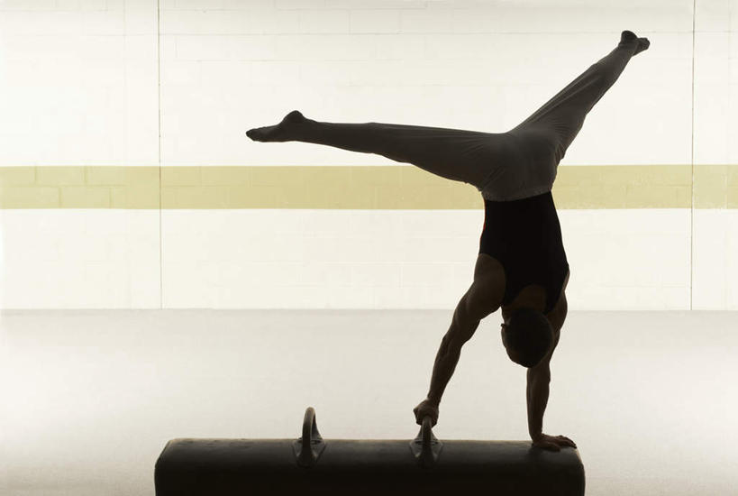 西方人,一个人,运动员,横图,室内,白天,运动服,锻炼,运动,鞍马,欧洲,欧洲人,仅一个男性,仅一个人,仅一个中年男性,撑,服装,体操,墙,背光,注视,墙壁,墙面,背面,衣服,观察,看,活力,服饰,观看,张开双腿,察看,撑着,优美,衣着,穿着,关注,逆光,衣饰,展开双腿,鞍马运动,体育,男人,男性,中年男性,白种人,体育运动员,运动选手,彩图,全身,健身,伸展双腿,运动装