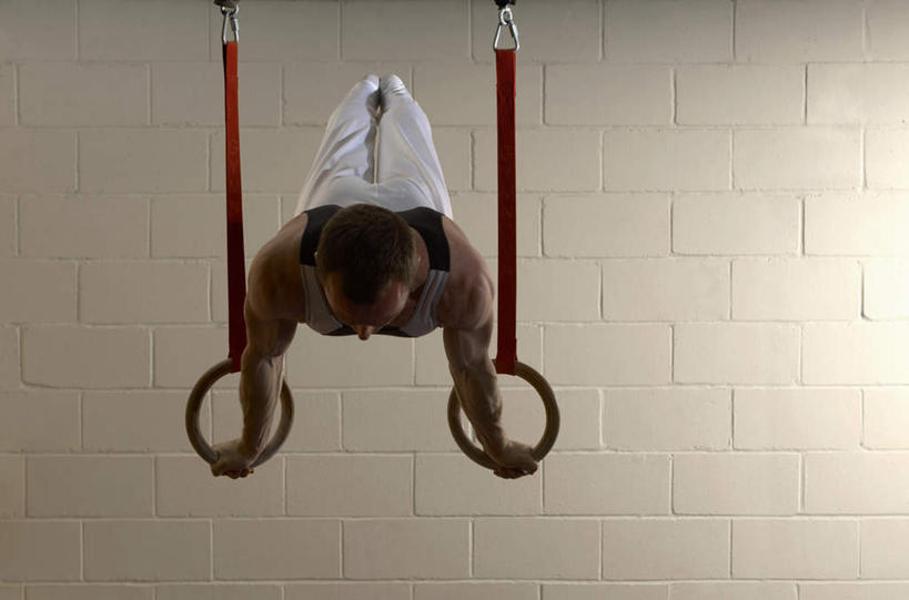 西方人,一个人,运动员,横图,室内,白天,正面,运动服,锻炼,运动,吊环,欧洲,欧洲人,仅一个男性,仅一个人,仅一个中年男性,撑,服装,体操,墙,注视,运动器械,墙壁,墙面,衣服,观察,看,健身器械,活力,服饰,观看,察看,撑着,优美,衣着,穿着,关注,健身器材,自由体操,衣饰,体育,男人,男性,中年男性,白种人,体育运动员,运动选手,彩图,全身,健身,运动器材,运动装