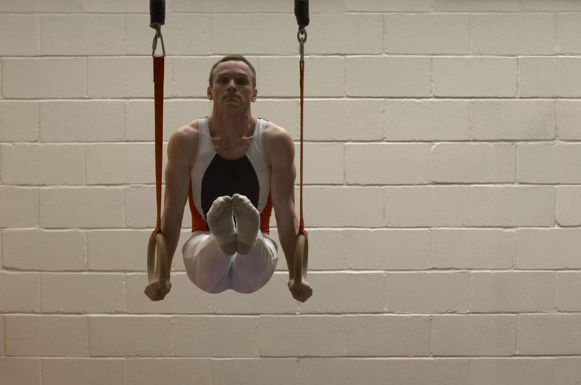 西方人,一个人,运动员,横图,室内,白天,正面,运动服,锻炼,运动,吊环,欧洲,欧洲人,仅一个男性,仅一个人,仅一个中年男性,撑,握,服装,体操,墙,拿,拿着,注视,运动器械,墙壁,墙面,衣服,观察,看,健身器械,活力,抬脚,握着,服饰,观看,察看,撑着,优美,衣着,穿着,关注,健身器材,自由体操,衣饰,体育,男人,男性,中年男性,白种人,体育运动员,运动选手,彩图,全身,健身,运动器材,运动装