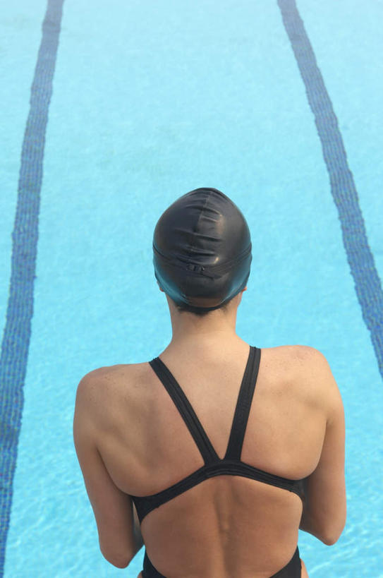 西方人,一个人,游泳池,站,竖图,俯视,室外,白天,泳装,水,帽子,欧洲,欧洲人,仅一个女性,仅一个人,泳帽,水池,水面,注视,泳池,黑色,观察,看,站着,仅一个中年女性,观看,察看,关注,游泳帽,连体泳衣,女人,女性,中年女性,白种人,站立,半身,彩图,高角度拍摄,泳衣