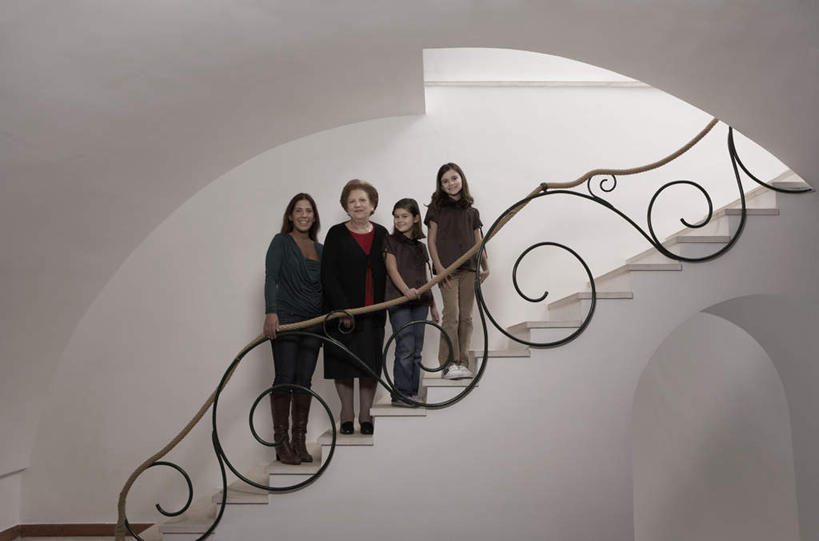 西方人,儿童,中年人,老年人,四个人,母亲,女儿,祖母,三代同堂,栏杆,站,横图,室内,白天,正面,纯洁,楼梯,欧洲,欧洲人,一排,阴影,服装,整齐,光线,扶手,影子,阶梯,墙,棕色,注视,祖孙三代,护栏,墙壁,墙面,台阶,排列,小孩,衣服,绿色,黑色,阳光,观察,看,站着,温暖,温馨,母女,可爱,母爱,童年,童趣,服饰,奶奶,观看,祖孙,和睦,察看,衣着,穿着,队列,关注,童真,烂漫,无邪,外婆,外孙女,外祖母,衣饰,天真,老年女性,女孩,女人,女性,中年女性,白种人,孩子,全家福,孙女,站立,彩图,全身,融洽,女生,多代同堂,妈妈