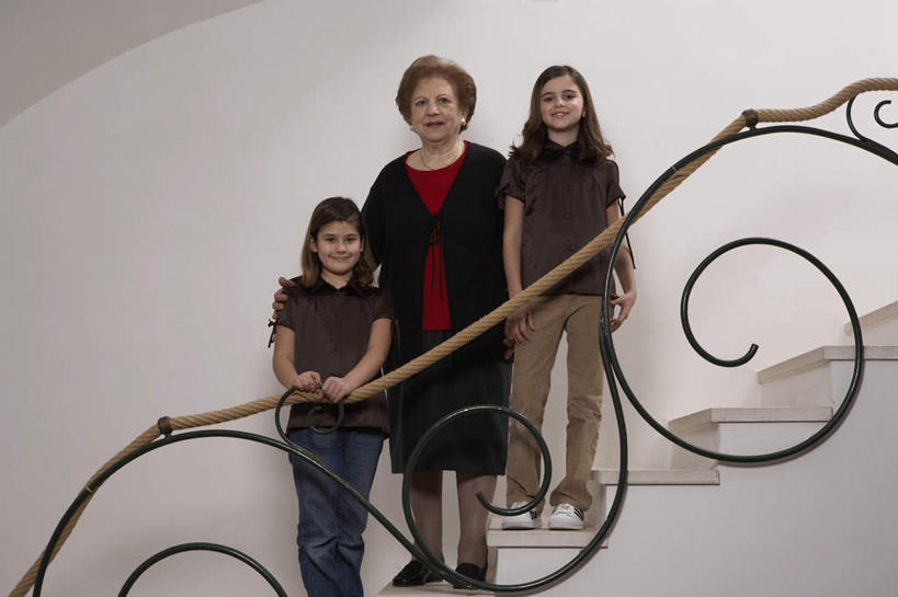 西方人,儿童,老年人,三个人,家庭,夫妻,祖母,祖父,栏杆,站,横图,室内,白天,正面,爱情,纯洁,楼梯,欧洲,欧洲人,一排,阴影,服装,整齐,光线,扶手,影子,阶梯,墙,棕色,浪漫,注视,护栏,墙壁,墙面,台阶,排列,小孩,衣服,绿色,黑色,阳光,观察,看,站着,温暖,温馨,一家人,恩爱,可爱,童年,童趣,恋人,服饰,奶奶,爷爷,观看,祖孙,和睦,察看,衣着,穿着,队列,关注,童真,烂漫,无邪,外婆,外孙女,外祖母,外公,外祖父,衣饰,天真,老年男性,老年女性,男人,男性,女孩,女人,女性,白种人,孩子,夫妇,情侣,孙女,站立,半身,彩图,伴侣,融洽,女生