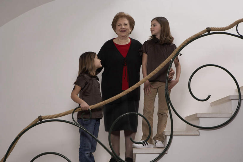 西方人,儿童,老年人,三个人,家庭,夫妻,祖母,祖父,栏杆,站,横图,室内,白天,正面,爱情,纯洁,楼梯,欧洲,欧洲人,一排,阴影,服装,整齐,光线,扶手,影子,阶梯,墙,棕色,浪漫,注视,护栏,墙壁,墙面,台阶,排列,小孩,衣服,绿色,黑色,阳光,观察,看,站着,温暖,温馨,一家人,恩爱,可爱,童年,童趣,恋人,服饰,奶奶,爷爷,观看,祖孙,和睦,察看,衣着,穿着,队列,关注,童真,烂漫,无邪,外婆,外孙女,外祖母,外公,外祖父,衣饰,天真,老年男性,老年女性,男人,男性,女孩,女人,女性,白种人,孩子,夫妇,情侣,孙女,站立,彩图,全身,伴侣,融洽,女生