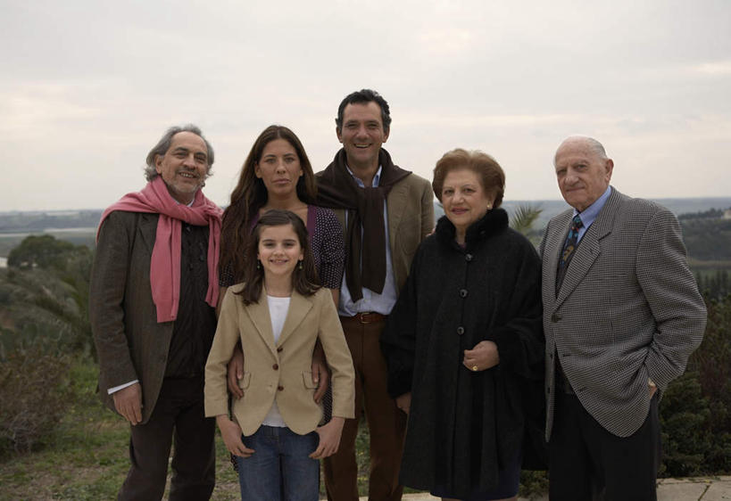 西方人,儿童,老年人,夫妻,母亲,父亲,女儿,祖母,祖父,三代同堂,站,笑,微笑,横图,室外,白天,正面,爱情,纯洁,植物,欧洲,欧洲人,一排,服装,整齐,装饰,云,云朵,棕色,浪漫,云彩,注视,祖孙三代,树,树木,排列,小孩,衣服,粉色,蓝色,绿色,黑色,灰色,白云,蓝天,天空,自然,围巾,天,观察,看,站着,温暖,温馨,父女,母女,恩爱,父爱,可爱,母爱,童年,童趣,恋人,服饰,生长,晴朗,奶奶,爷爷,成长,围脖,观看,祖孙,保暖,华丽,点缀,和睦,察看,衣着,御寒,穿着,队列,关注,童真,烂漫,无邪,外婆,外孙女,外祖母,外公,外祖父,衬托,美观,雅致,雅观,衣饰,天真,老年男性,老年女性,男人,男性,女孩,女人,女性,中年男性,中年女性,白种人,孩子,年轻人,夫妇,情侣,全家福,孙女,晴空,站立,半身,彩图,伴侣,融洽,女生,爸爸,多代同堂,妈妈