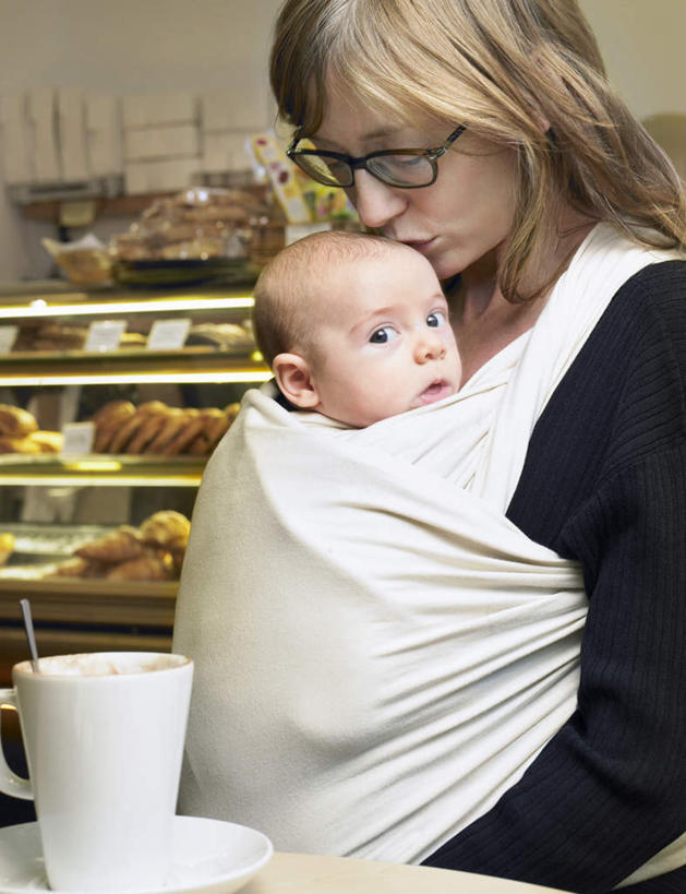 西方人,婴儿,儿童,中年人,两个人,家庭,母亲,抱,吻,竖图,室内,白天,正面,纯洁,餐桌,桌子,杯子,欧洲,欧洲人,服装,瓷器,眼镜,咖啡杯,陶瓷制品,注视,小孩,衣服,黑色,观察,看,温暖,温馨,一家人,可爱,母爱,童年,童趣,服饰,活泼,餐台,抱着,观看,和睦,察看,搂着,衣着,穿着,关注,宝宝,咖啡店,瓷杯,咖啡屋,近视眼镜,童真,纯真,烂漫,无邪,母婴,衣饰,伶俐,天真,女人,女性,中年女性,白种人,孩子,怀抱,搂,搂抱,亲,亲吻,相抱,拥抱,半身,彩图,咖啡馆,融洽,婴儿背带