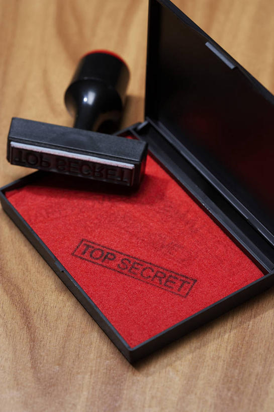 无人,竖图,俯视,室内,特写,白天,桌面,桌子,静物,阴影,反射,木制,影子,办公用品,文具,红色,木制品,学习用品,文具用品,图章,印泥,彩图,高角度拍摄