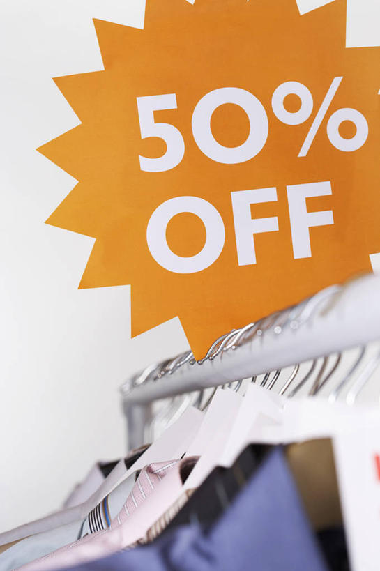 无人,竖图,室内,特写,白天,正面,购物,消费,静物,衣架,吊挂,悬挂,阴影,灰色背景,服装,朦胧,模糊,反射,英文,标价,标志,文字,影子,字符,字母,挂,标识,衣服,橙色,价格,金融,摄影,服饰,影棚,英文字母,衣着,穿着,选购,贸易,阿拉伯文,血拼,衣饰,阿拉伯语,阿拉伯字母,挂衣架,晾衣架,彩图,影棚拍摄,拍摄