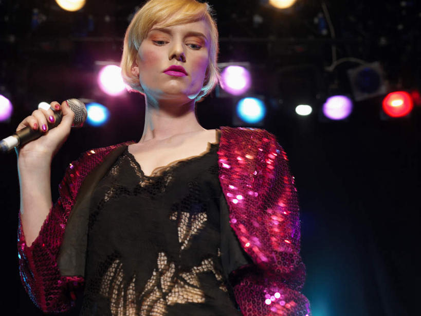 西方人,一个人,歌唱家,站,闭眼,横图,室内,夜晚,仰视,聚会,奢侈,夜生活,照明,欧洲,欧洲人,仅一个年轻女性,仅一个女性,仅一个人,握,阴影,服装,朦胧,模糊,光线,影子,灯光,拿,拿着,休闲装,娱乐,灯,衣服,话筒,灯具,低头,站着,休闲,休闲服,放松,握着,唱歌,服饰,夜店,照亮,麦克风,照明设备,扩音器,演唱,夜总会,传声器,微音器,垂头,年轻女性,女人,女性,白种人,歌手,闭眼睛,闭着眼,闭着眼睛,站立,半身,彩图,低角度拍摄,舞台照明,舞台灯光,舞台灯,LED舞台灯