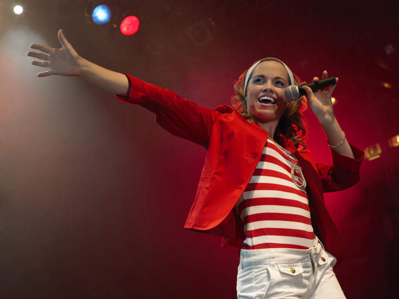 西方人,一个人,歌唱家,站,横图,室内,夜晚,仰视,聚会,奢侈,夜生活,照明,欧洲,欧洲人,仅一个年轻女性,仅一个女性,仅一个人,握,阴影,服装,朦胧,模糊,光线,影子,灯光,拿,拿着,注视,休闲装,娱乐,灯,衣服,红色,话筒,灯具,观察,看,站着,休闲,休闲服,放松,握着,唱歌,服饰,观看,夜店,照亮,察看,麦克风,照明设备,关注,扩音器,演唱,夜总会,传声器,歌唱,微音器,年轻女性,女人,女性,白种人,歌手,站立,半身,彩图,低角度拍摄,舞台照明,舞台灯光,舞台灯,LED舞台灯