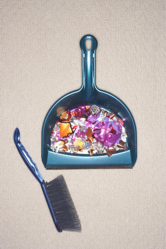 无人,竖图,俯视,室内,特写,白天,静物,一堆,许多,阴影,堆叠,堆积,反射,工具,扫帚,影子,垃圾,破坏,破损,畚箕,清洁,簸箕,堆,扫把,损坏,卫生,保洁,笤帚,渣滓,彩图,高角度拍摄