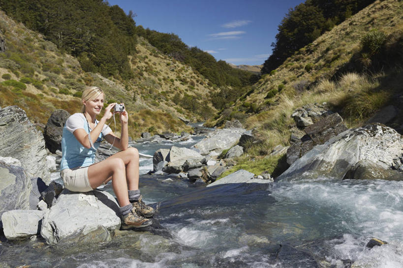 西方人,一个人,坐,举,横图,室外,白天,侧面,运动鞋,草地,草坪,河流,石头,山,山脉,树林,水,植物,相机,鞋子,欧洲,欧洲人,仅一个女性,仅一个人,握,阴影,服装,裤子,光线,包,石子,影子,河水,山峰,水流,云,云朵,山峦,云彩,旅行包,注视,休闲裤,休闲装,草,树,树木,拍照,衣服,蓝色,绿色,白云,蓝天,天空,小溪,阳光,自然,背包,数码相机,群山,天,溪水,观察,看,托,仅一个中年女性,休闲,休闲服,握着,摄影,服饰,生长,晴朗,成长,观看,休闲鞋,察看,关注,登山鞋,一部,旅游包,女人,女性,中年女性,白种人,照相机,石块,岩石,晴空,举起,举手,举着,向上举,向上伸,向上托,坐着,彩图,全身,照相,双肩包