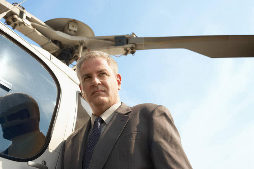 西方人,一个人,商务人士,商务男性,站,横图,室外,白天,仰视,衬衫,窗户,飞机,欧洲,欧洲人,仅一个男性,仅一个人,阴影,套装,光线,影子,云,云朵,领带,云彩,注视,航空,蓝色,白云,蓝天,天空,阳光,交通工具,天,观察,看,站着,仅一个老年男性,一架,晴朗,观看,直升机,直升飞机,察看,象征,庄重,关注,载具,商务装,身份,工薪阶层,正式,地位,老年男性,男人,男性,白种人,白领,上班族,晴空,站立,半身,彩图,低角度拍摄,衬衣