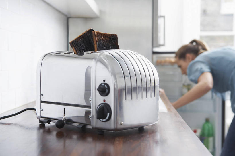 点心,面包,西方人,一个人,站,横图,室内,白天,侧面,厨房,欧洲,欧洲人,仅一个女性,仅一个人,弯腰,阴影,服装,朦胧,模糊,反射,电器,影子,冰箱,墙,面点,注视,休闲装,面包机,冷冻,饮食,冷柜,墙壁,墙面,糕点,衣服,白色,冷藏柜,打开,低头,观察,看,站着,仅一个中年女性,休闲,休闲服,服饰,冷藏,观看,储藏,察看,家电,家用电器,开启,关注,烘培,弯身,保鲜,烧毁,女人,女性,中年女性,白种人,站立,半身,彩图,烘烤,灶间,小家电