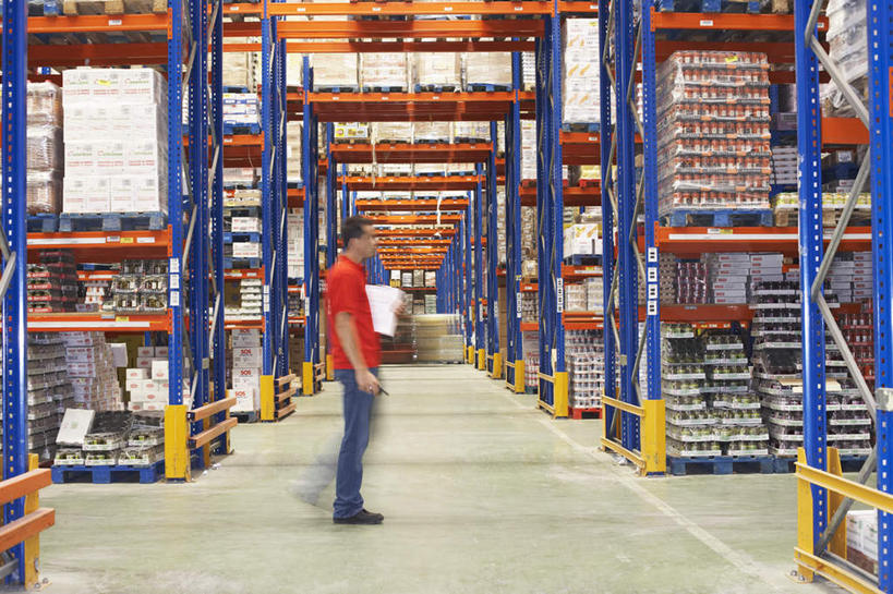 西方人,一个人,站,说,横图,室内,白天,侧面,讨论,欧洲,欧洲人,仅一个男性,仅一个人,一堆,许多,握,堆叠,堆积,服装,朦胧,模糊,材料,档案,文件,纸,很多,拿,仓库,拿着,注视,休闲装,货架,货物,架子,仅一个年轻男性,衣服,红色,货品,手稿,资料,观察,看,站着,休闲,休闲服,握着,服饰,观看,堆,证明,察看,关注,文档,陈列架,交流,男人,男性,年轻男性,白种人,沟通,讲话,交谈,商讨,说话,谈话,站立,彩图,全身,货色,堆栈