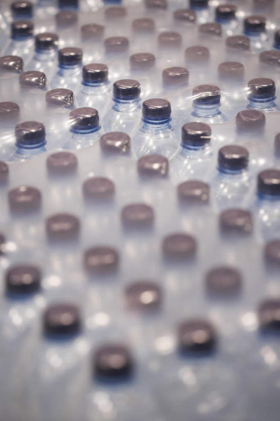 无人,竖图,俯视,室内,特写,白天,水,静物,一排,许多,朦胧,模糊,整齐,包装,液体,很多,饮用水,排列,瓶子,塑料制品,矿泉水,塑料瓶,包装材料,队列,蒸馏水,彩图,高角度拍摄
