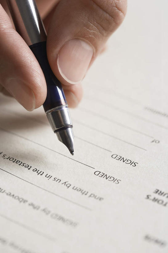 西方人,手,一个人,商务人士,商务男性,竖图,俯视,室内,特写,白天,衬衫,欧洲,欧洲人,仅一个男性,仅一个人,一排,许多,握,套装,朦胧,模糊,整齐,英文,笔,标志,文字,字符,字母,办公用品,很多,拿,拿着,标识,水笔,文具,排列,仅一个年轻男性,学习用品,手部,握着,合同,英文字母,单手,文具用品,一支,变更,队列,商务装,协议,工薪阶层,设立,终止,男人,男性,年轻男性,白种人,白领,上班族,半身,彩图,高角度拍摄,衬衣