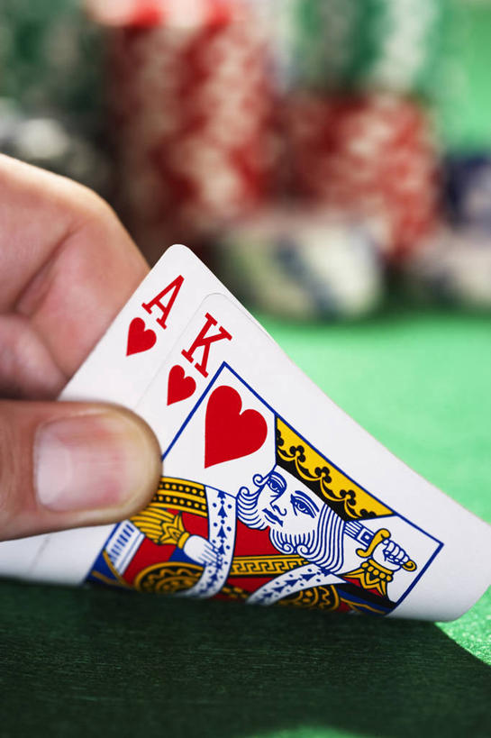 西方人,手,一个人,竖图,室内,特写,白天,正面,游戏,赌博,贪欲,竞争,桌面,桌子,扑克牌,纸牌,玩具,扑克,欧洲,欧洲人,仅一个男性,仅一个人,握,朦胧,模糊,木制,英文,标志,文字,字符,字母,拿,玩,拿着,娱乐,标识,刺激,仅一个年轻男性,木制品,休闲,手部,握着,筹码,活动,英文字母,单手,计数,发泄,消遣,智力,赌具,积累,累积,21点,黑杰克,投机,侥幸,欲望,宣泄,筹马,记数,男人,男性,年轻男性,白种人,玩耍,嬉戏,半身,彩图,二十一点,胜负,输赢