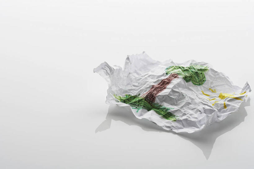 无人,横图,俯视,室内,特写,白天,植物,静物,阴影,灰色背景,环保,褶皱,反射,影子,纸,纸张,树,树木,绿色,自然,摄影,影棚,生长,能源,成长,回收,资源,利用,低碳,循环,持续,画纸,彩图,高角度拍摄,影棚拍摄,拍摄,铅画纸,素描纸