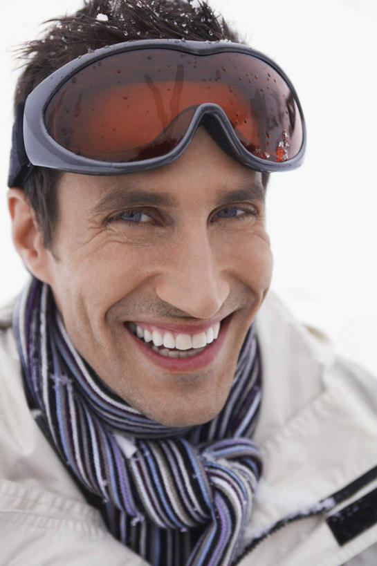 西方人,脸,头,脸颊,一个人,笑,微笑,露齿笑,竖图,室外,特写,白天,正面,安全,雪,大雪,欧洲,欧洲人,仅一个男性,仅一个人,服装,装饰,眼镜,积雪,雪景,冬季,冬天,防护,注视,仅一个年轻男性,衣服,围巾,观察,看,温暖,寒冷,服饰,围脖,观看,保暖,护目镜,保护,华丽,点缀,察看,御寒,关注,滑雪镜,保险,滑雪服,保全,周全,安稳,安定,衬托,美观,雅致,雅观,严寒,安全防护眼镜,竞技服,旅游服,冬装,平安,男人,男性,年轻男性,白种人,头部,脸部,脸蛋,面部,半身,彩图,雪镜,防护眼镜