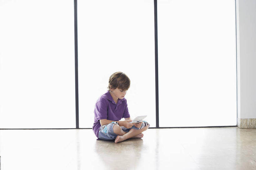 西方人,儿童,一个人,坐,盘腿,横图,室内,白天,正面,游戏,纯洁,科技,窗户,地板,落地窗,欧洲,欧洲人,仅一个男性,仅一个人,握,服装,地面,拿,玩,拿着,注视,休闲装,娱乐,木地板,玻璃窗,小孩,衣服,低头,观察,看,仅一个小孩,休闲,休闲服,可爱,童年,童趣,握着,服饰,游戏机,观看,活动,察看,掌上游戏机,发泄,关注,消遣,智力,掌机,童真,烂漫,无邪,便携式游戏机,手提游戏机,宣泄,天真,男孩,男人,男性,白种人,孩子,盘腿而坐,盘膝,盘着腿的,盘着腿坐,双腿交叉,玩耍,嬉戏,坐着,彩图,全身,男生