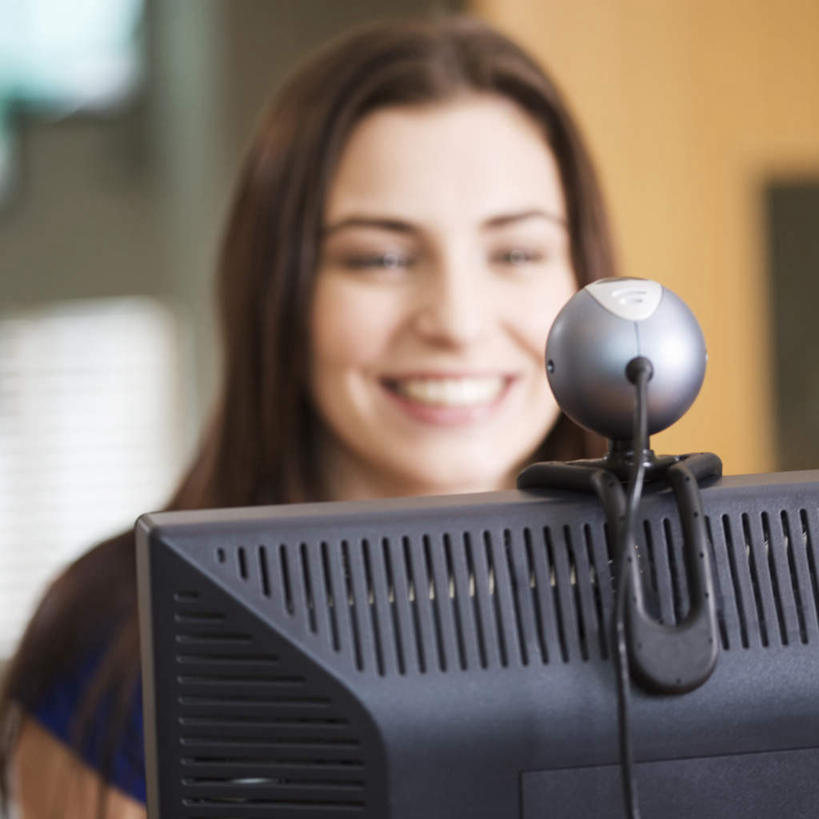 西方人,儿童,一个人,坐,笑,微笑,露齿笑,方图,室内,白天,正面,纯洁,电脑,显示器,鼠标,键盘,欧洲,欧洲人,仅一个女性,仅一个人,服装,朦胧,模糊,网络,摄像头,注视,休闲装,输入设备,通讯设备,小孩,衣服,观察,看,仅一个小孩,休闲,休闲服,台式电脑,可爱,童年,童趣,服饰,观看,察看,关注,通信设备,童真,输出设备,烂漫,无邪,天真,女孩,女人,女性,白种人,孩子,坐着,半身,彩图,女生