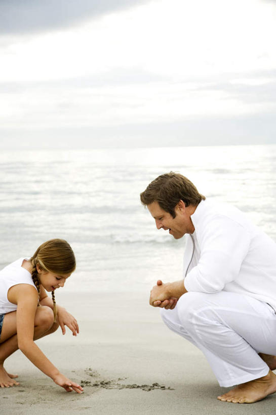 西方人,儿童,中年人,两个人,家庭,父亲,女儿,蹲,竖图,室外,白天,侧面,纯洁,海浪,海洋,沙滩,欧洲,欧洲人,握,服装,沙子,海岸,浪花,沙地,拿,拿着,注视,休闲装,相视,小孩,衣服,海水,观察,看,休闲,温暖,温馨,父女,一家人,面对面,休闲服,父爱,可爱,童年,童趣,握着,服饰,观看,对视,和睦,察看,互视,关注,相对,海景,童真,烂漫,无邪,相看,天真,男人,男性,女孩,中年男性,白种人,孩子,大海,风浪,海,海水的波动,海滩,近岸浪,涌浪,蹲着,半身,彩图,融洽,女生