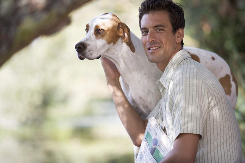 西方人,一个人,坐,笑,微笑,露齿笑,横图,室外,白天,侧面,衬衫,植物,宠物,狗,欧洲,欧洲人,仅一个男性,仅一个人,仅一个中年男性,阴影,朦胧,模糊,光线,影子,猎犬,注视,树,树木,绿色,白色,阳光,自然,动物,观察,看,可爱,活泼,生长,成长,观看,察看,关注,忠诚,男人,男性,中年男性,白种人,犬,坐着,半身,彩图,衬衣,布列塔尼猎犬,单猎犬