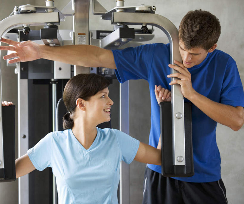 西方人,两个人,健身房,站,坐,横图,室内,白天,正面,运动服,欧洲,欧洲人,握,服装,墙,拿,拿着,注视,运动器械,墙壁,墙面,衣服,观察,看,站着,教练,健身器械,握着,服饰,观看,察看,衣着,穿着,关注,健身器材,衣饰,锻练,男人,男性,年轻男性,年轻女性,女人,女性,白种人,站立,坐着,半身,彩图,健身馆,扩胸训练器,胸肌训练器,运动器材,运动装