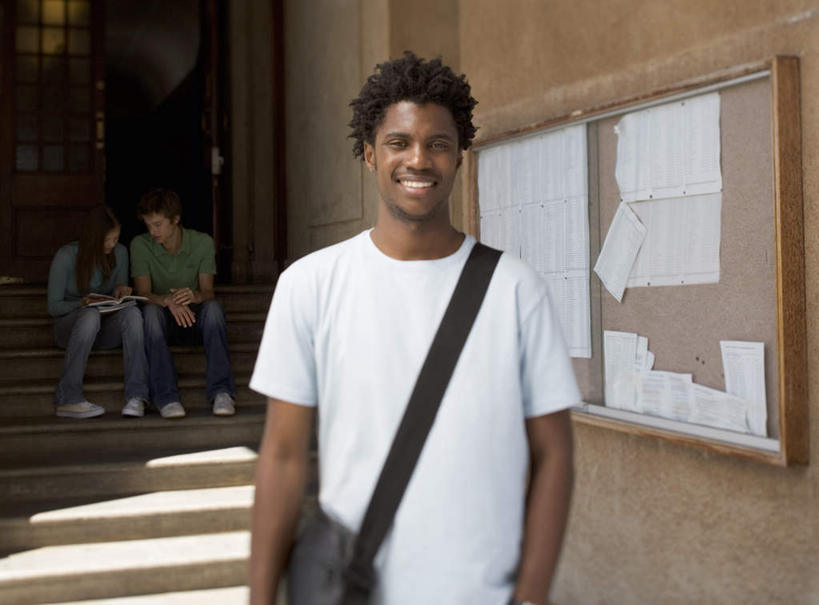 西方人,三个人,伙伴,朋友,站,坐,笑,微笑,露齿笑,横图,室内,白天,正面,友谊,欧洲,非洲,黑人,欧洲人,阴影,服装,反射,包,材料,档案,文件,影子,纸,墙,注视,休闲装,墙壁,墙面,衣服,白色,黑色,手稿,资料,观察,看,站着,休闲,休闲服,服饰,观看,证明,察看,关注,文档,记录板,斜挎包,记事板,友情,男人,男性,年轻男性,年轻女性,女人,女性,白种人,非洲人,站立,坐着,半身,彩图