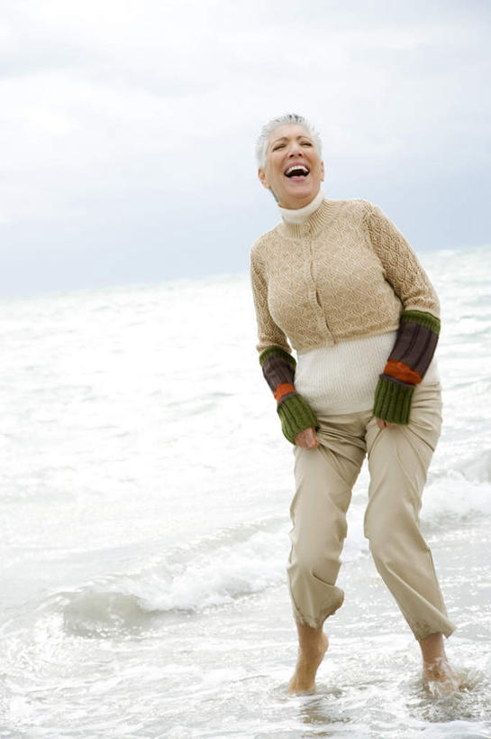 西方人,一个人,蹲,笑,微笑,露齿笑,竖图,室外,白天,正面,雪,大雪,欧洲,欧洲人,仅一个女性,仅一个人,阴影,服装,朦胧,模糊,光线,影子,积雪,雪景,冬季,冬天,注视,光脚,衣服,蓝色,蓝天,天空,阳光,天,观察,看,温暖,赤脚,寒冷,服饰,仅一个老年女性,晴朗,观看,保暖,察看,御寒,关注,滑雪服,万里无云,严寒,竞技服,旅游服,冬装,老年女性,女人,女性,白种人,晴空,晴空万里,蹲着,彩图,全身