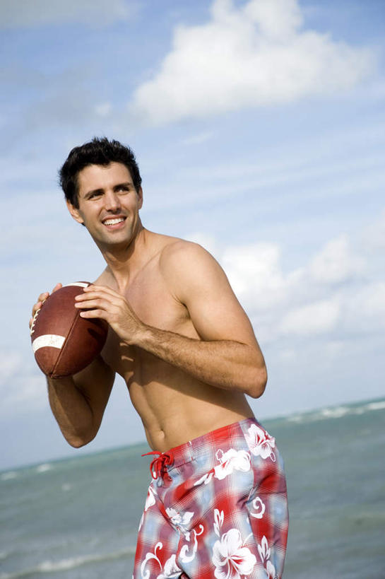 西方人,一个人,站,笑,微笑,露齿笑,竖图,室外,白天,正面,锻炼,成功,运动,合作,团队,信心,竞争,橄榄球,海浪,海洋,欧洲,欧洲人,仅一个男性,仅一个人,握,泳裤,浪花,水平线,云,云朵,辽阔,海平线,速度,拿,云彩,拿着,注视,运动器械,队伍,裸露,仅一个年轻男性,蓝色,白云,蓝天,天空,海水,天,观察,看,站着,广阔,健身器械,力量,平衡,握着,晴朗,观看,一望无际,协调,察看,成就,关注,裸,健身器材,灵敏,合伙,海景,柔韧,美式橄榄球,耐力,无边无际,一马平川,体育,美式足球,男人,男性,年轻男性,白种人,大海,风浪,海,海水的波动,近岸浪,涌浪,晴空,站立,半身,彩图,健身,水天相接,水天一线,运动器材