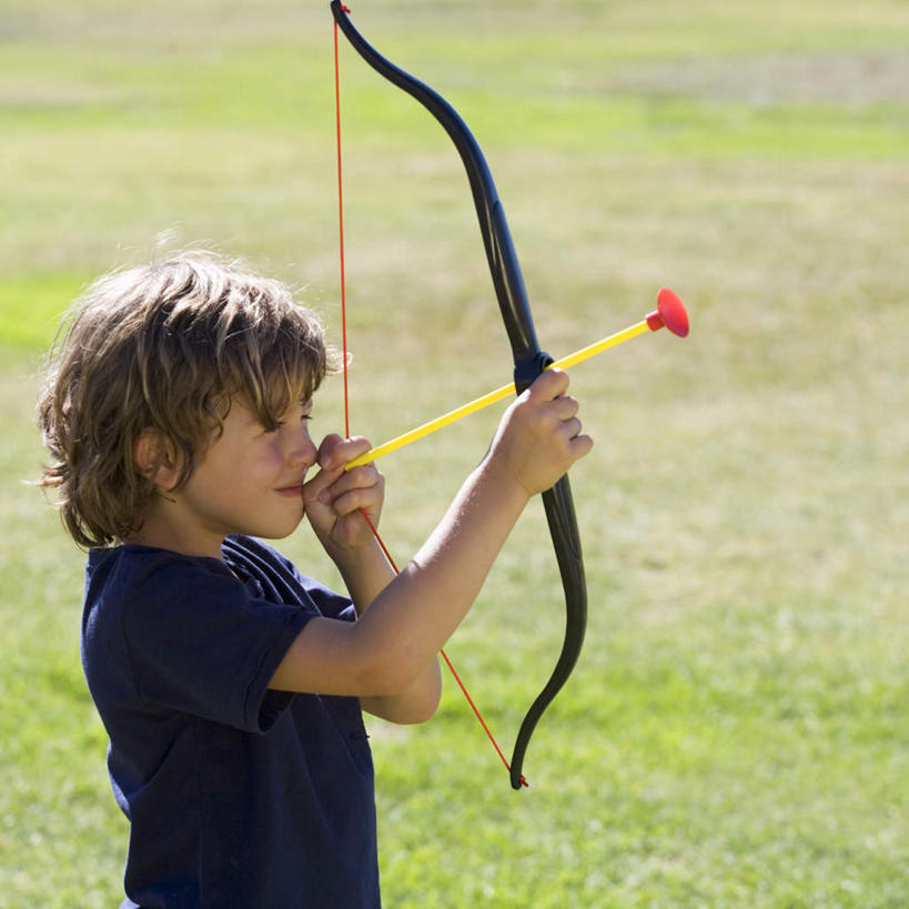 西方人,儿童,一个人,站,方图,室外,白天,侧面,锻炼,快乐,纯洁,比赛,运动,竞争,射箭,草地,草坪,植物,欧洲,欧洲人,仅一个男性,仅一个人,握,服装,弓箭,拿,拿着,注视,休闲装,娱乐,草,小孩,衣服,绿色,观察,看,站着,仅一个小孩,休闲,休闲服,可爱,童年,童趣,握着,服饰,观看,察看,体育运动,关注,箭术,童真,烂漫,无邪,体育,天真,射箭运动,男孩,男人,男性,白种人,孩子,站立,半身,彩图,健身,男生