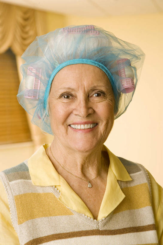 西方人,一个人,笑,微笑,露齿笑,竖图,室内,白天,正面,窗帘,欧洲,欧洲人,仅一个女性,仅一个人,服装,装饰,工具,墙,注视,休闲装,设备,墙壁,墙面,衣服,帘子,观察,看,休闲,休闲服,遮阳,服饰,仅一个老年女性,观看,卷发棒,卷发器,华丽,修饰,点缀,察看,关注,烫发机,烫发器,衬托,美观,雅致,雅观,美发工具,美发设备,老年女性,女人,女性,白种人,半身,彩图