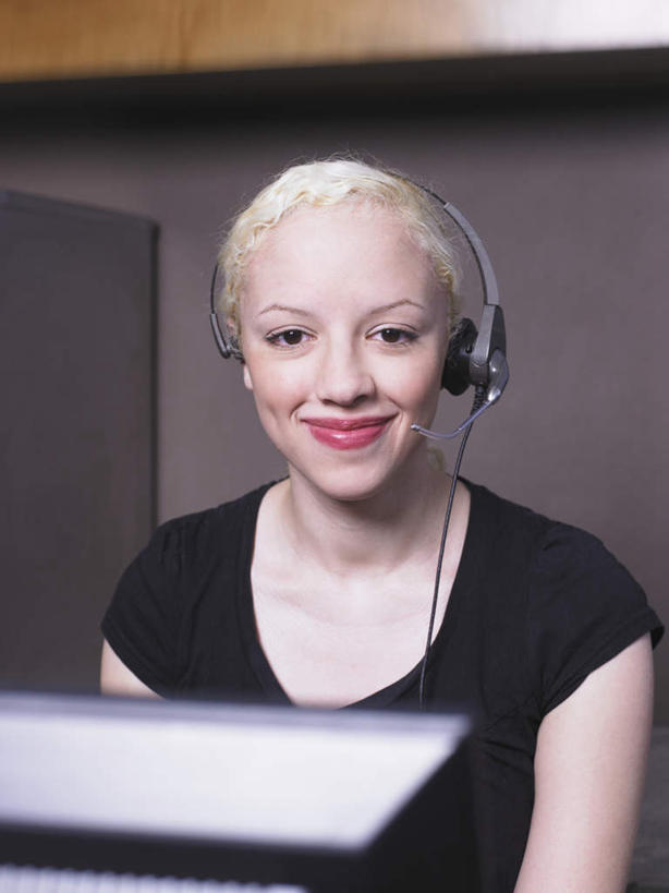 西方人,一个人,商务人士,商务女性,坐,笑,微笑,竖图,室内,白天,正面,通讯,电脑,显示器,鼠标,键盘,欧洲,欧洲人,仅一个年轻女性,仅一个女性,仅一个人,套装,网络,信息,墙,注视,输入设备,通讯设备,墙壁,墙面,一个,黑色,耳机,耳麦,话筒,观察,看,台式电脑,通信,单个,观看,一台,协调,察看,麦克风,关注,扩音器,通信设备,商务装,蓝牙,蓝牙耳机,传声器,工薪阶层,输出设备,微音器,年轻女性,女人,女性,白种人,白领,上班族,坐着,半身,彩图