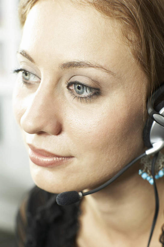 西方人,脸,头,脸颊,头发,一个人,商务人士,商务女性,笑,微笑,竖图,室内,特写,白天,侧面,通讯,欧洲,欧洲人,仅一个年轻女性,仅一个女性,仅一个人,阴影,套装,反射,信息,影子,注视,肩膀,耳机,耳麦,话筒,观察,看,金色,通信,观看,协调,盘发,察看,麦克风,关注,扩音器,商务装,蓝牙,蓝牙耳机,传声器,工薪阶层,微音器,年轻女性,女人,女性,白种人,头部,长发,脸部,脸蛋,面部,白领,上班族,半身,彩图