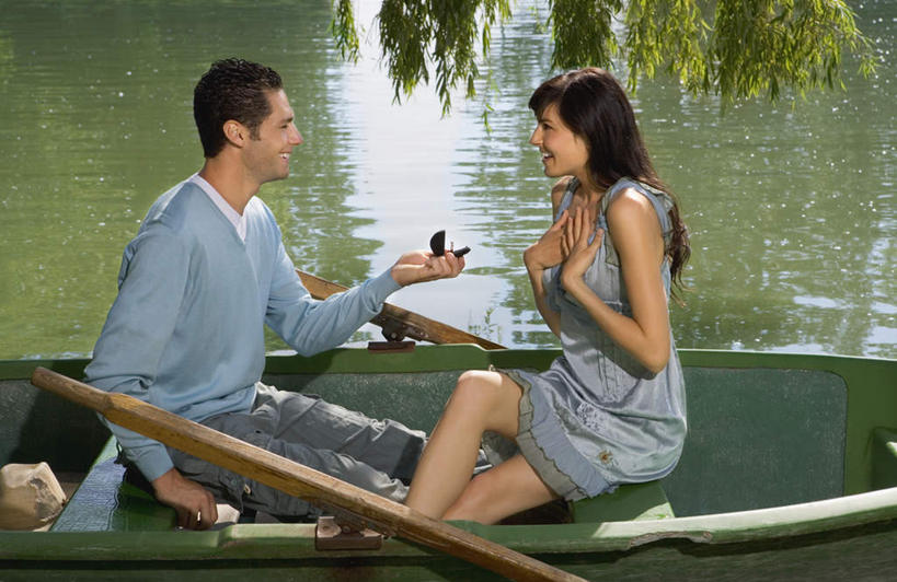 西方人,两个人,家庭,夫妻,坐,笑,微笑,露齿笑,横图,室外,白天,侧面,裙子,爱情,河流,水,植物,船,礼盒,礼物,欧洲,欧洲人,握,阴影,波纹,连衣裙,服装,惊讶,光线,船桨,影子,纸盒,河水,水流,木船,涟漪,浪漫,拿,拿着,注视,休闲装,盒子,装饰品,树,树木,衣服,蓝色,绿色,灰色,水纹,阳光,自然,包装盒,戒指,饰品,首饰,礼品盒,交通工具,波浪,观察,看,休闲,温暖,温馨,一家人,休闲服,恩爱,握着,恋人,服饰,礼品,生长,成长,观看,吊带裙,惊奇,求婚,信物,和睦,察看,舟,权利,关注,载具,水晕,手饰,诧异,男人,男性,年轻男性,年轻女性,女人,女性,白种人,年轻人,夫妇,情侣,坐着,彩图,全身,伴侣,融洽