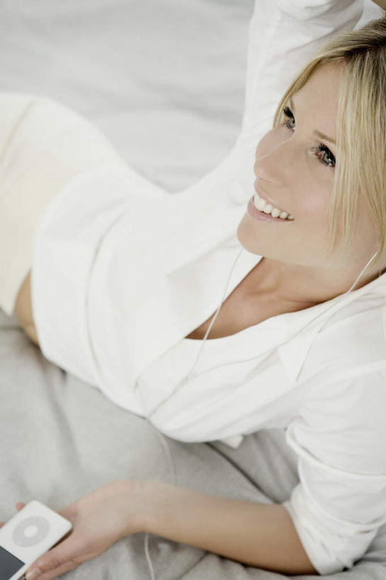 西方人,一个人,躺,笑,微笑,露齿笑,竖图,俯视,室内,白天,陶醉,快乐,满意,幸福,床,卧室,欧洲,欧洲人,仅一个年轻女性,仅一个女性,仅一个人,撑,握,服装,双人床,床单,音响,音乐,拿,音乐播放器,拿着,注视,休闲装,娱乐,被子,一个,衣服,白色,耳机,随身听,观察,看,靠,靠着,享受,休闲,休闲服,放松,握着,服饰,单个,观看,察看,撑着,舒适,被单,享乐,关注,MP4播放器,卧着,年轻女性,女人,女性,白种人,抬头,躺着,卧,仰头,半身,彩图,高角度拍摄,睡房,卧房,播放器,沉醉