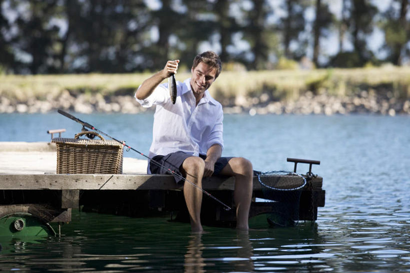 海鲜,西方人,一个人,码头,坐,笑,交叉,微笑,露齿笑,横图,室外,白天,正面,草地,草坪,植物,港口,竹子,钓鱼竿,欧洲,欧洲人,仅一个男性,仅一个人,一条,阴影,竹制,服装,朦胧,模糊,编织,光线,鱼,篮子,影子,拎,注视,休闲装,水产,鱼类,海洋生物,草,树,树木,仅一个年轻男性,衣服,绿色,阳光,自然,竹篮,观察,看,休闲,休闲服,服饰,生长,渔网,成长,观看,竹条,渔具,交织,察看,竹制品,关注,抓捕,水生动物,海产品,捕捞,鱼网,水生物,海底动物,拉网,捕捞工具,穿插,男人,男性,年轻男性,白种人,钓竿,鱼竿,坐着,彩图,全身,钓鱼,摆渡口,埠头,渡口,渡头,港湾,海港,货运码头,口岸,商港,拎着