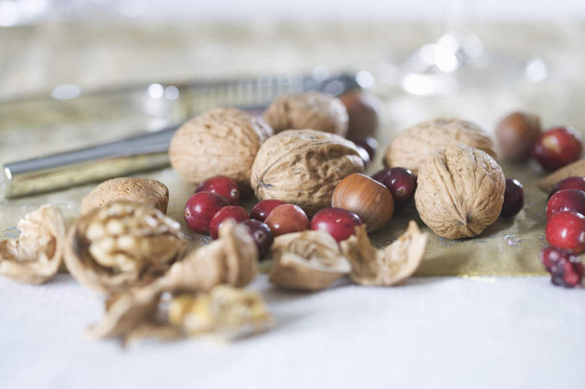 点心,无人,横图,俯视,室内,特写,白天,许多,阴影,朦胧,模糊,反射,工具,钳子,影子,核桃,食品,坚果,果实,食物,排列,饼干,干果,零食,五金,胡桃,核桃钳,胡桃钳,羌桃,摆列,胡桃夹,彩图,高角度拍摄,布列,分列