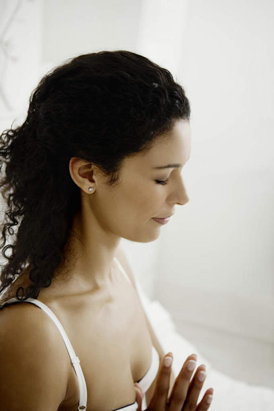 西方人,一个人,闭眼,竖图,室内,白天,侧面,锻炼,瑜伽,运动,欧洲,欧洲人,仅一个年轻女性,仅一个女性,仅一个人,阴影,内衣,反射,影子,墙,祝福,墙壁,墙面,虔诚,白色,祈祷,双手合十,胸罩,文胸,养生,感谢,合掌,合十礼,合掌礼,合十,莲华合掌,感恩,乳罩,胸衣,体育,年轻女性,女人,女性,白种人,闭眼睛,闭着眼,闭着眼睛,半身,彩图,健身