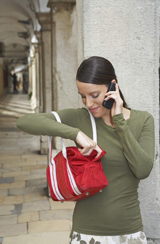 西方人,一个人,站,打电话,竖图,室外,白天,正面,电话,手机,欧洲,欧洲人,仅一个年轻女性,仅一个女性,仅一个人,一排,许多,服装,整齐,包,皮包,柱子,走道,走廊,过道,拎,注视,休闲装,通讯设备,排列,衣服,红色,低头,观察,看,站着,休闲,休闲服,服饰,观看,寻找,单肩包,察看,队列,关注,寻觅,一部,垂头,探求,交流,年轻女性,女人,女性,白种人,沟通,通话,站立,半身,彩图,拎着