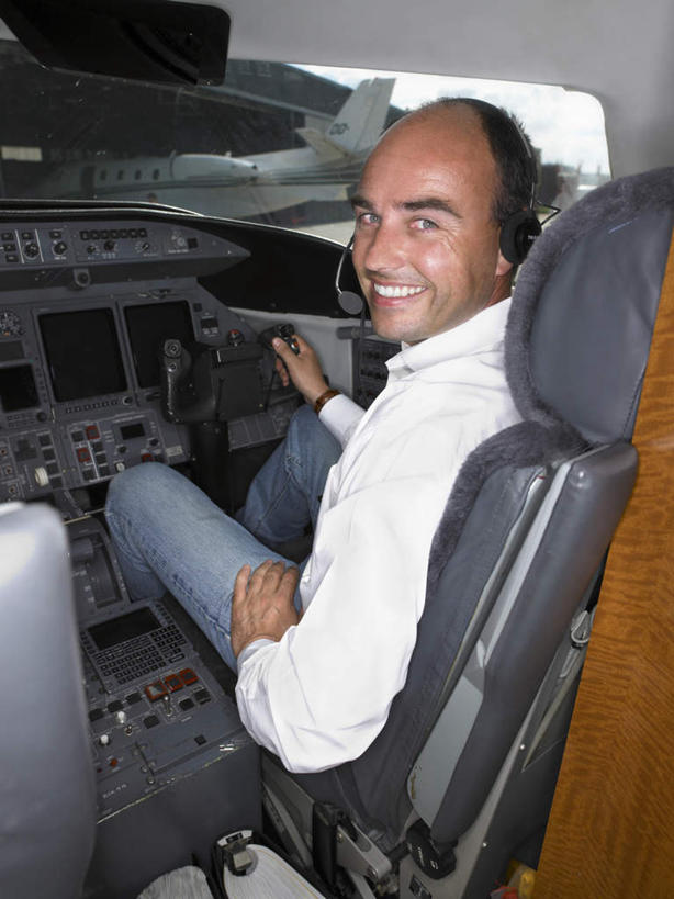 西方人,一个人,飞行员,坐,笑,微笑,露齿笑,竖图,室内,白天,沙发,飞机,欧洲,欧洲人,仅一个男性,仅一个人,仅一个中年男性,阴影,反射,标志,数字,文字,影子,字符,指针,交通,扭头,注视,航空,标识,背面,交通工具,观察,看,转头,运输,阿拉伯数字,一架,观看,察看,客机,关注,载具,仪表盘,男人,男性,中年男性,白种人,飞行人员,坐着,半身,彩图,皮沙发