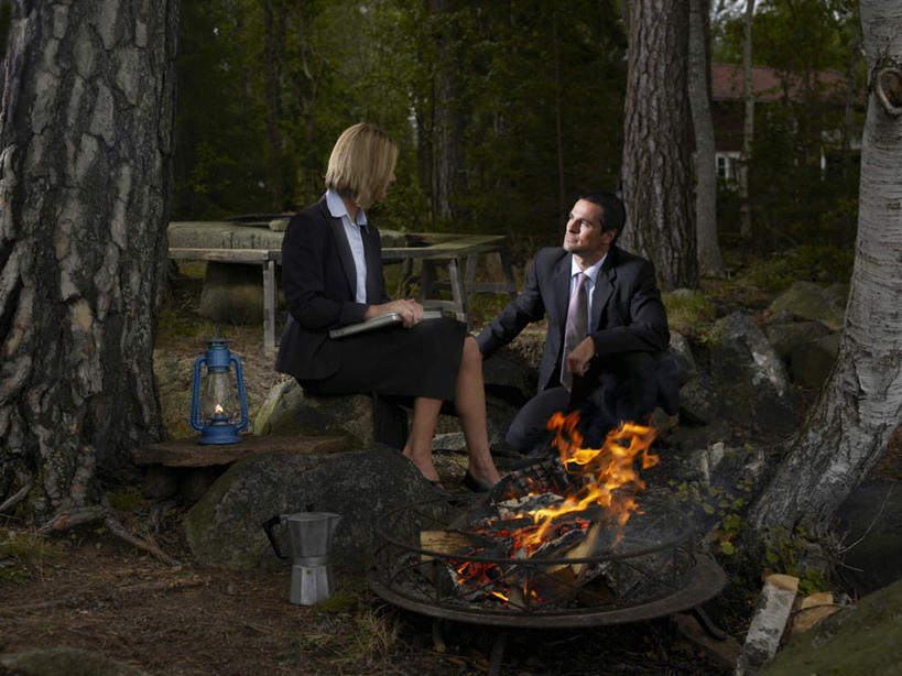 西方人,中年人,两个人,家庭,夫妻,商务人士,商务男性,商务女性,坐,蹲,横图,室外,白天,正面,衬衫,爱情,热情,森林,树林,植物,火,照明,欧洲,欧洲人,套装,灯笼,火焰,纸灯笼,领带,浪漫,燃烧,注视,相视,树,树木,绿色,自然,灯具,观察,看,温暖,温馨,一家人,面对面,恩爱,恋人,生长,成长,观看,对视,照亮,和睦,察看,互视,象征,庄重,照明设备,关注,相对,商务装,身份,工薪阶层,相看,正式,地位,男人,男性,女人,女性,中年男性,中年女性,白种人,夫妇,情侣,白领,上班族,蹲着,坐着,彩图,全身,衬衣,伴侣,融洽