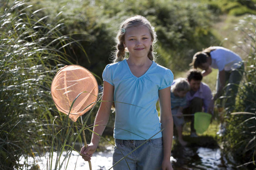 西方人,儿童,中年人,四个人,家庭,夫妻,母亲,父亲,女儿,儿子,站,笑,微笑,露齿笑,横图,室外,白天,正面,爱情,纯洁,草地,草坪,河流,美景,水,植物,欧洲,欧洲人,弯腰,握,阴影,服装,光线,影子,河水,景观,水流,浪漫,拿,拿着,注视,休闲装,草,小孩,衣服,红色,蓝色,绿色,紫色,阳光,自然,观察,看,站着,休闲,温暖,温馨,父女,父子,母女,母子,一家人,休闲服,景色,恩爱,父爱,可爱,母爱,童年,童趣,握着,恋人,服饰,渔网,观看,渔具,和睦,察看,关注,抓捕,自然风光,捕捞,鱼网,童真,烂漫,无邪,拉网,捕捞工具,弯身,天真,男孩,男人,男性,女孩,女人,女性,中年男性,中年女性,白种人,孩子,夫妇,情侣,站立,半身,彩图,伴侣,融洽,男生,女生