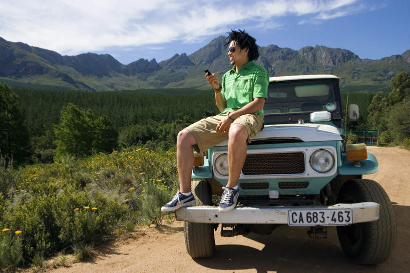 西方人,一个人,坐,打电话,横图,室外,白天,正面,旅游,度假,草地,草坪,美景,树林,植物,越野车,汽车,电话,手机,欧洲,非洲,黑人,欧洲人,仅一个男性,仅一个人,一辆,握,阴影,服装,光线,标志,墨镜,数字,文字,眼镜,影子,字符,景观,云,云朵,拿,云彩,拿着,注视,休闲装,娱乐,通讯设备,标识,车,草,树,树木,仅一个年轻男性,衣服,蓝色,绿色,白云,蓝天,天空,阳光,自然,太阳镜,太阳眼镜,交通工具,天,观察,看,享受,休闲,休闲服,车牌,遮阳镜,景色,放松,握着,阿拉伯数字,服饰,凭证,生长,晴朗,成长,观看,察看,关注,自然风光,载具,吉普车,牌照,汽车牌照,行车凭证,交流,男人,男性,年轻男性,非洲人,晴空,沟通,通话,坐着,彩图,全身