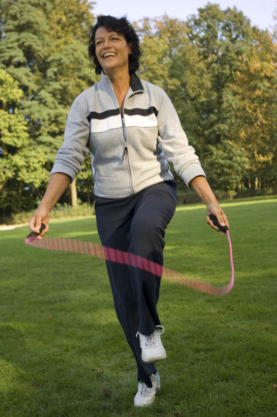 西方人,一个人,跳,跳绳,笑,微笑,露齿笑,竖图,室外,白天,正面,锻炼,运动,草地,草坪,树林,植物,欧洲,欧洲人,仅一个女性,仅一个人,握,阴影,光线,影子,拿,拿着,注视,草,树,树木,红色,绿色,阳光,自然,绳子,观察,看,仅一个中年女性,握着,生长,成长,观看,绳索,察看,关注,体育,女人,女性,中年女性,白种人,跳跃,彩图,全身,健身