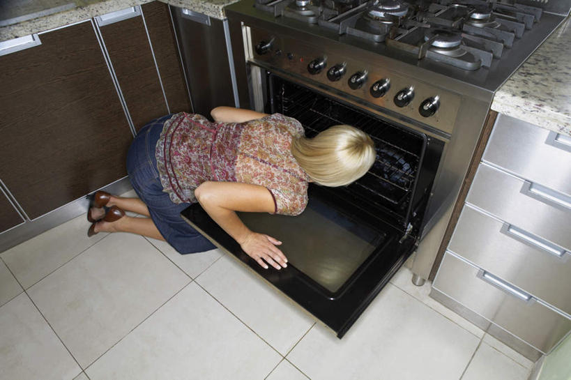 西方人,一个人,家庭主妇,跪,横图,俯视,室内,白天,烹饪,柜子,厨具,欧洲,欧洲人,仅一个女性,仅一个人,服装,裤子,电器,烤炉,烤箱,炉灶,注视,牛仔裤,休闲装,衣服,按钮,橱柜,观察,看,仅一个中年女性,休闲,休闲服,金色,服饰,观看,察看,家电,家用电器,关注,旋钮,炊具,烹饪用具,女人,女性,中年女性,白种人,长发,直发,烹调用具,主妇,跪着,烹调,彩图,高角度拍摄,全身,小家电