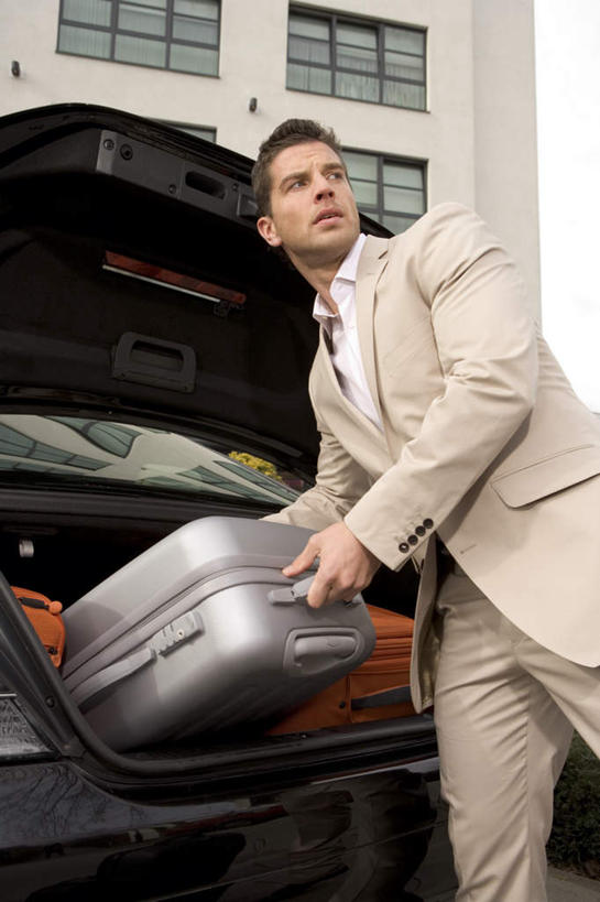 西方人,一个人,宾馆,站,竖图,室外,白天,仰视,酒店,汽车,欧洲,欧洲人,仅一个男性,仅一个人,握,拉杆箱,旅行箱,房屋,屋子,银色,拿,拿着,扭头,注视,楼房,车,仅一个年轻男性,后备箱,行李箱,箱子,交通工具,轿车,观察,看,站着,转头,握着,观看,出差,察看,关注,载具,男人,男性,年轻男性,白种人,站立,半身,彩图,低角度拍摄,旅行,房子,客店,客栈,旅店,旅馆,旅舍,汽车旅馆