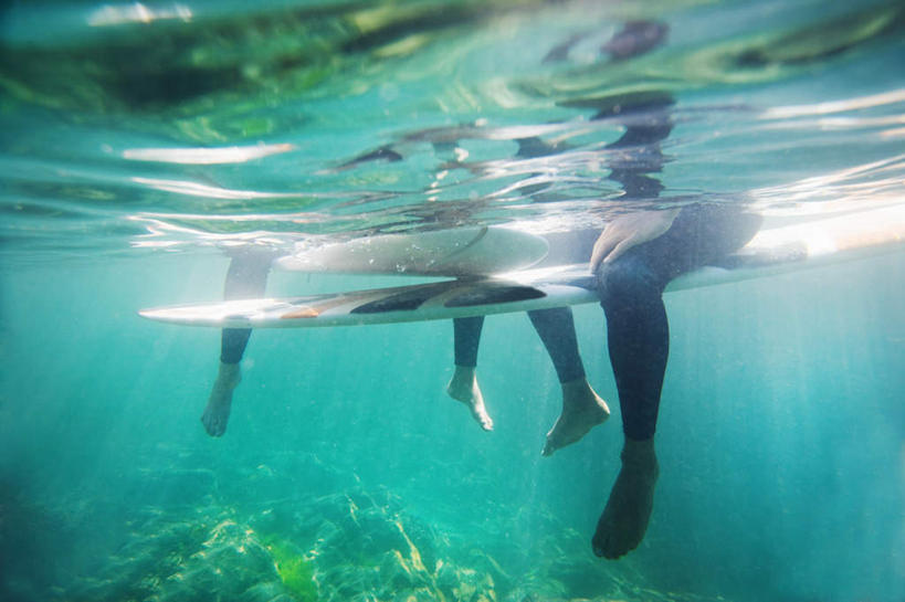 西方人,两个人,夫妻,横图,室外,白天,仰视,爱情,海浪,海洋,植物,欧洲,欧洲人,服装,漂浮,浪花,水草,浪漫,衣服,自然,海水,恩爱,潜水服,恋人,服饰,生长,成长,衣着,穿着,海景,衣饰,男人,男性,年轻男性,年轻女性,女人,女性,白种人,夫妇,情侣,大海,风浪,海,海水的波动,近岸浪,涌浪,半身,彩图,低角度拍摄,湿式潜水服,伴侣