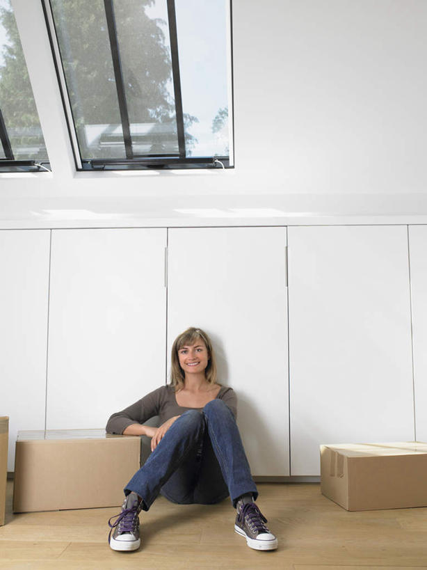 西方人,一个人,坐,竖图,室内,白天,正面,窗户,地板,阁楼,欧洲,欧洲人,仅一个年轻女性,仅一个女性,仅一个人,服装,裤子,包装,纸箱,墙,天窗,地面,注视,牛仔裤,休闲装,木地板,玻璃窗,墙壁,墙面,衣服,灰色,容器,箱子,观察,看,休闲,休闲服,服饰,观看,搬家,察看,迁移,关注,纸板箱,包装箱,迁居,乔迁,搬迁,年轻女性,女人,女性,白种人,屈膝,坐着,彩图,全身